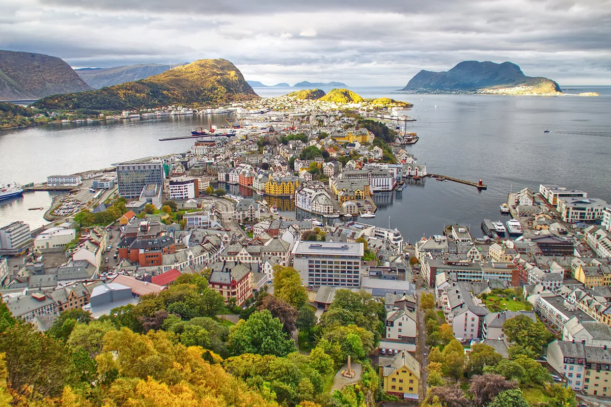 Where is Ålesund Christmas Market Located Exactly?