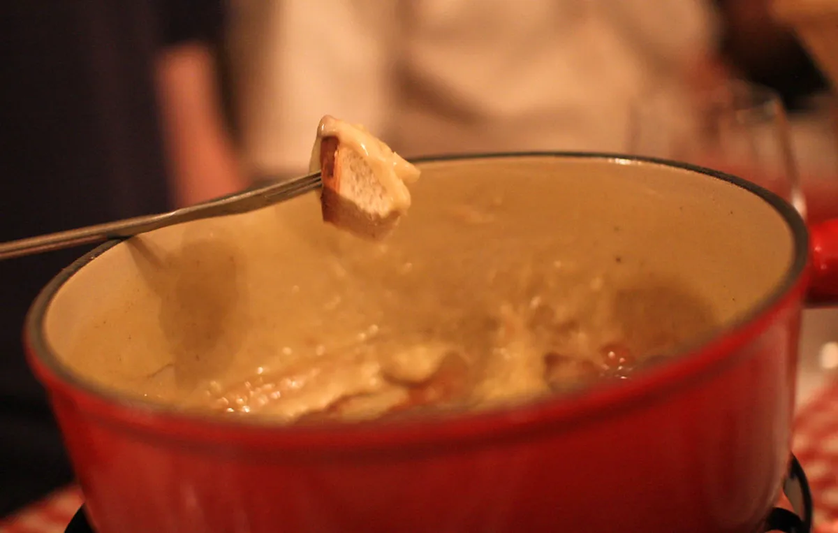Fondue Etiquette for Tourists in Geneva Restaurants